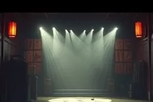 生活片《深夜修表铺》台灯下的桌面
